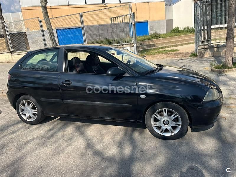 Usado Seat Ibiza Stella 100 CV (73 kW) 2002 Negro Utilitario