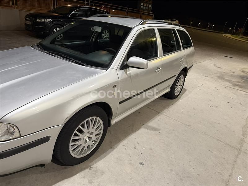 Usado Skoda Octavia Elegance 110 CV (80 kW) 2001 Gris / plata Familiar