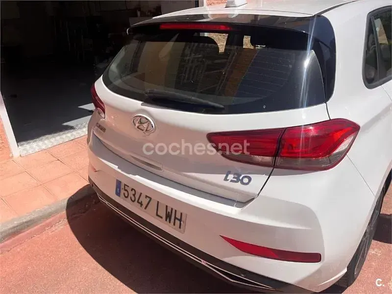 Usado Hyundai i30 120 CV (88 kW) 2022 Blanco Berlina