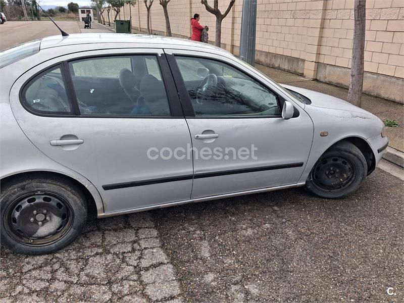 Usado Seat Toledo Stella 110 CV (80 kW) 1999 Gris / plata Berlina
