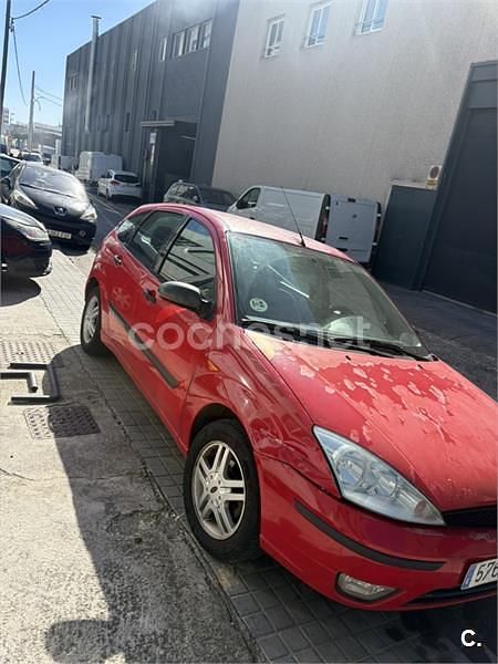 Usado Ford Focus Trend 100 CV (73 kW) 2004 Rojo Berlina