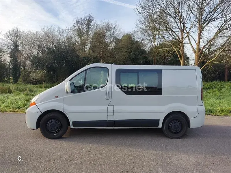 Usado Renault Trafic Equilibre 110 CV (80 kW) 2025 Gris / plata Monovolumen