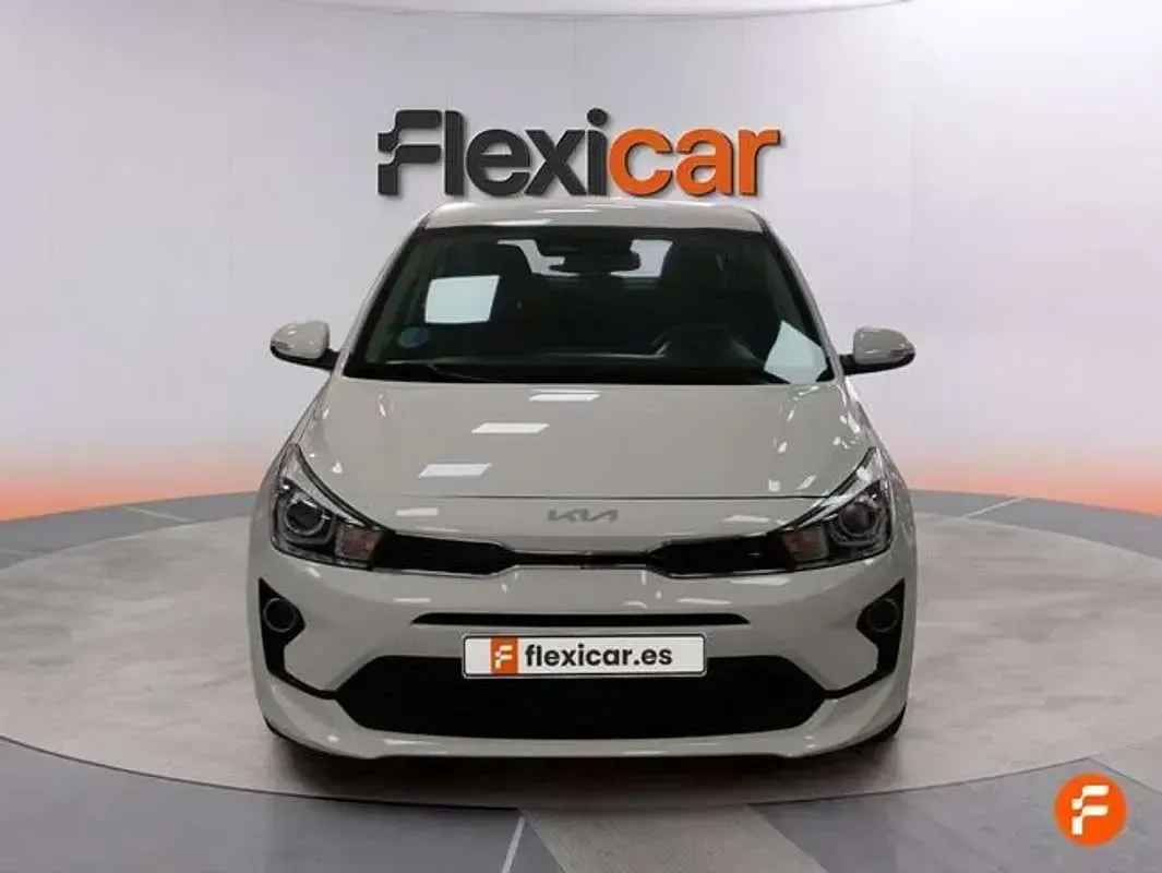 Usado Kia Rio 101 CV (74 kW) 2023 Blanco Berlina