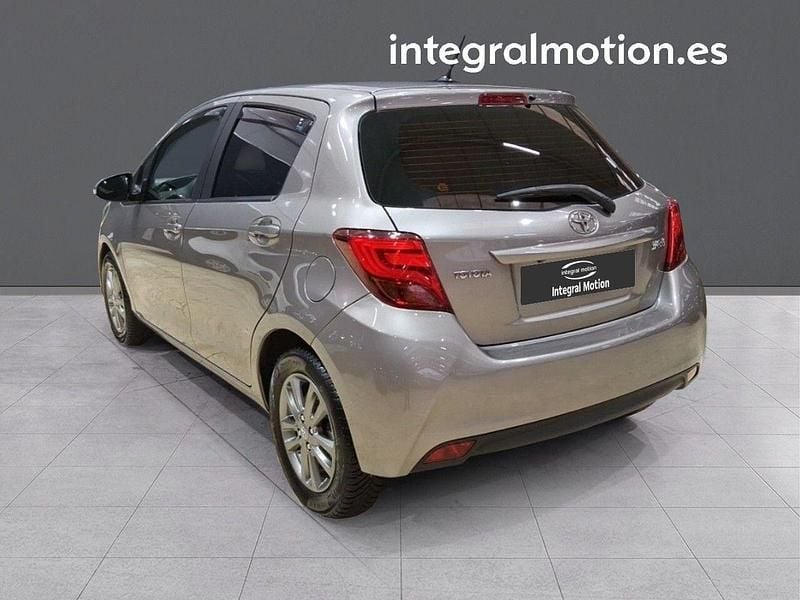 Usado Toyota Yaris Active 99 CV (72 kW) 2015 Gris Berlina