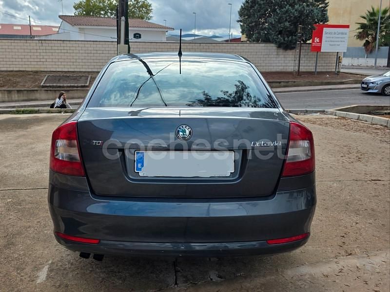 Usado Skoda Octavia Elegance 140 CV (102 kW) 2011 Gris / plata Berlina
