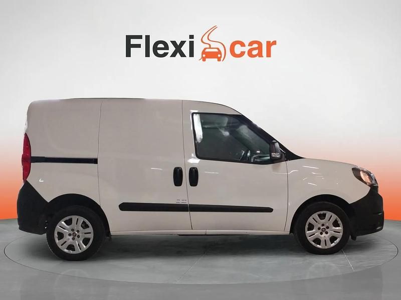Usado Fiat Doblò 106 CV (77 kW) 2022 Blanco Monovolumen