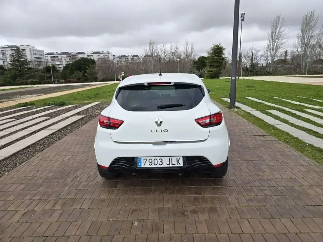 Usado Renault Clio LIMITED 73 CV (53 kW) 2016 Blanco Utilitario