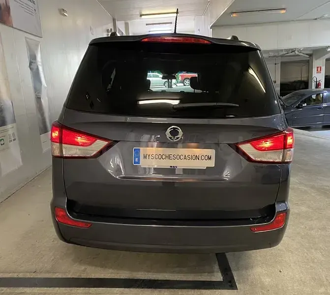 Usado SsangYong Rodius Limited 155 CV (114 kW) 2013 Gris / plata Monovolumen