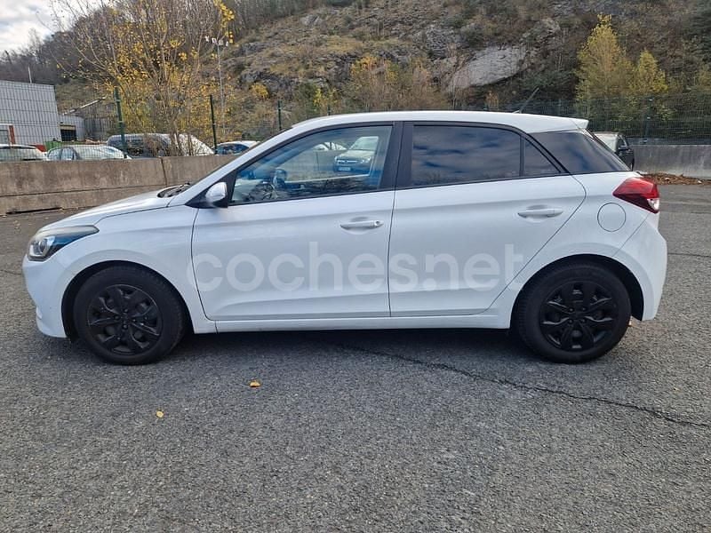 Usado Hyundai i20 75 CV (55 kW) 2016 Blanco Berlina