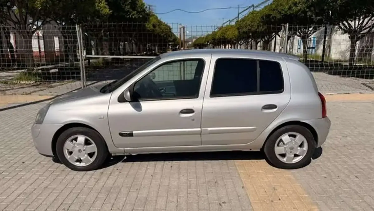 Usado Renault Clio 80 CV (58 kW) 2005 Gris Utilitario