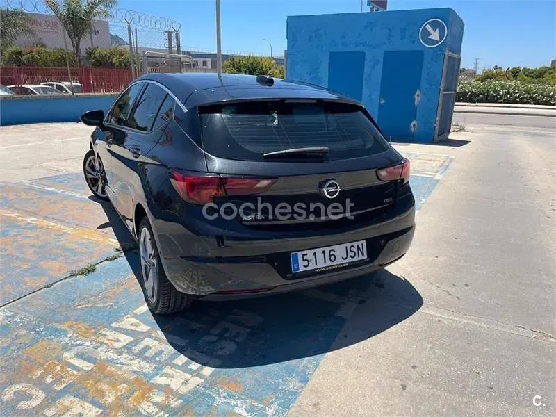 Usado Opel Astra Dynamic 110 CV (80 kW) 2016 Negro Berlina