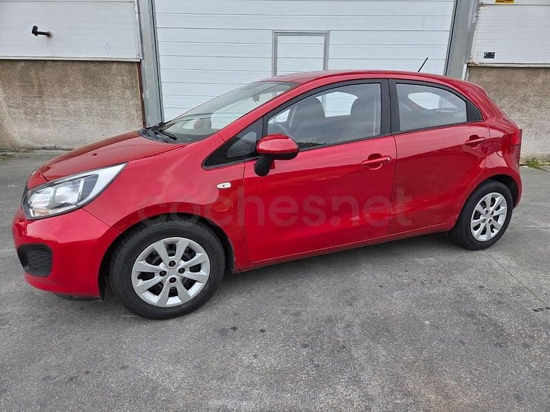 Usado Kia Rio 85 CV (62 kW) 2014 Granate Berlina