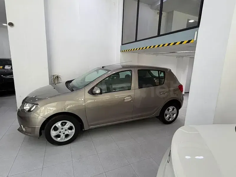 Usado Dacia Sandero Ambiance 75 CV (55 kW) 2013 Beige Berlina