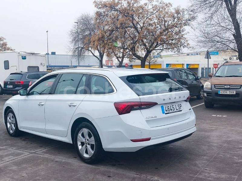 Usado Skoda Octavia 110 CV (80 kW) 2021 Blanco Familiar
