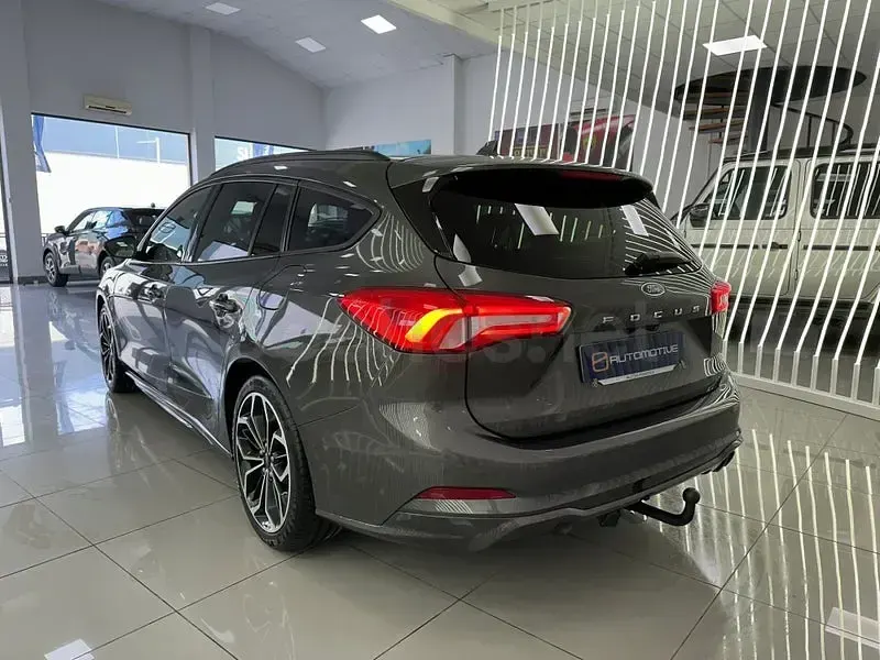 Usado Ford Focus ST-Line 120 CV (88 kW) 2021 Gris / plata Familiar