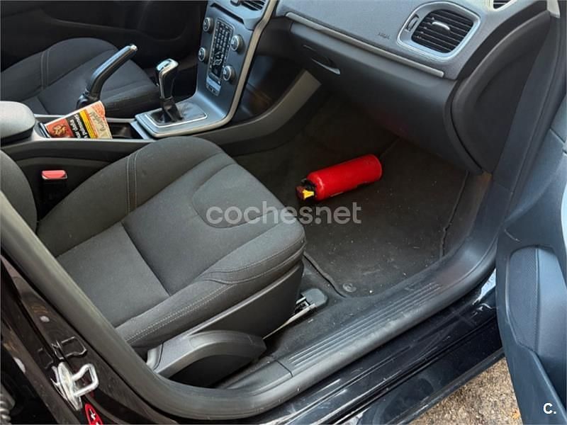 Usado Volvo V40 Momentum 120 CV (88 kW) 2016 Negro Berlina