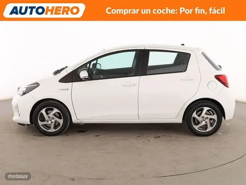 Usado Toyota Yaris Hybrid Active 101 CV (74 kW) 2016 Blanco Berlina