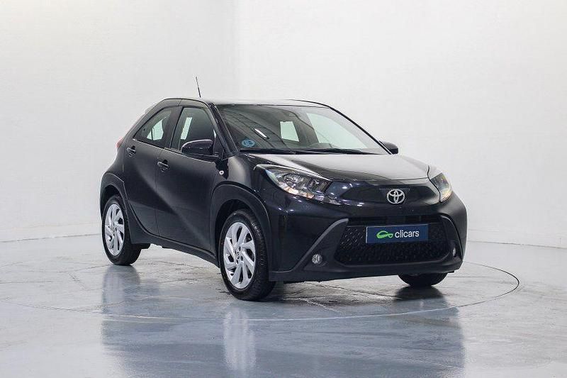 Usado Toyota Aygo X Play 72 CV (52 kW) 2022 Negro SUV