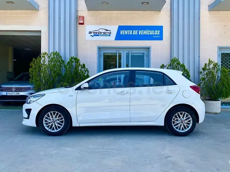 Usado Kia Rio 84 CV (61 kW) 2022 Blanco Berlina