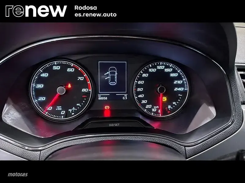 Usado Seat Ibiza Style 75 CV (55 kW) 2018 Rojo Utilitario