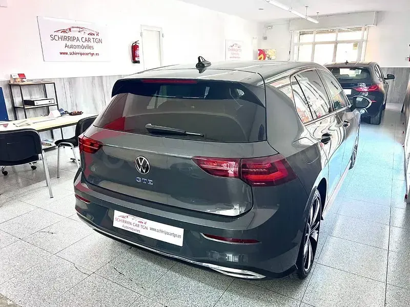 Usado VW Golf VIII GTE 245 CV (180 kW) 2022 Gris / plata Berlina