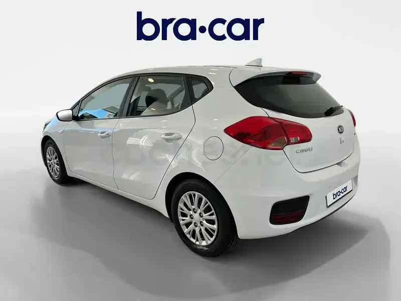 Usado Kia Ceed GT 90 HP (66 kW) 2017 Branco Sedan
