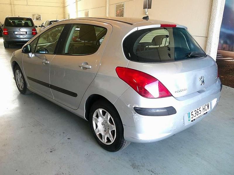 Usado Peugeot 308 Envy 92 CV (67 kW) 2011 Plateado Utilitario