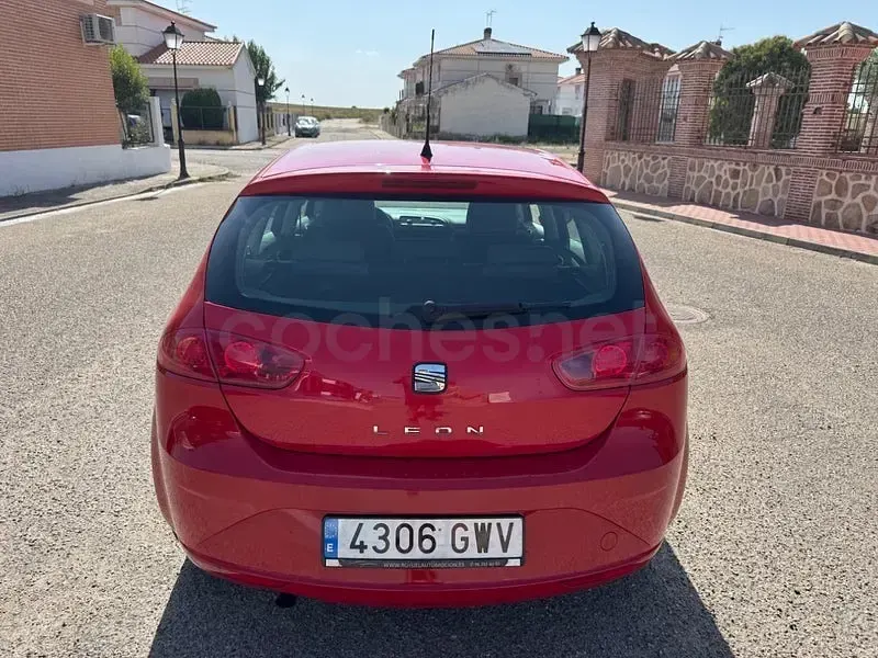 Usado Seat Leon Reference 105 CV (77 kW) 2010 Rojo Utilitario
