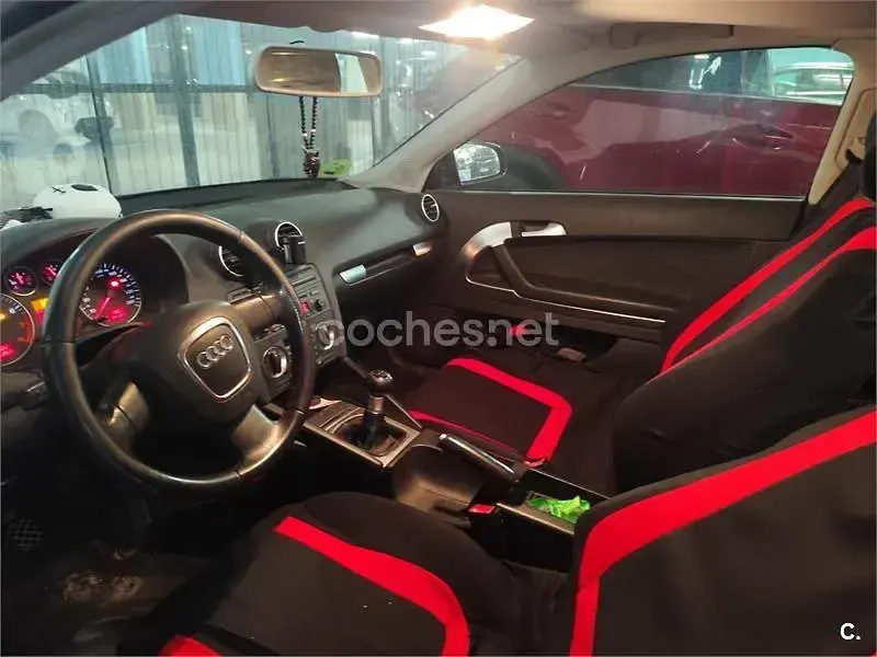Usado Audi A3 Ambiente 115 CV (84 kW) 2006 Negro Utilitario