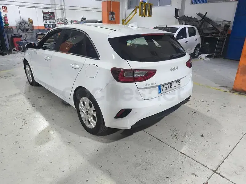 Usado Kia Ceed 100 CV (73 kW) 2022 Blanco Utilitario