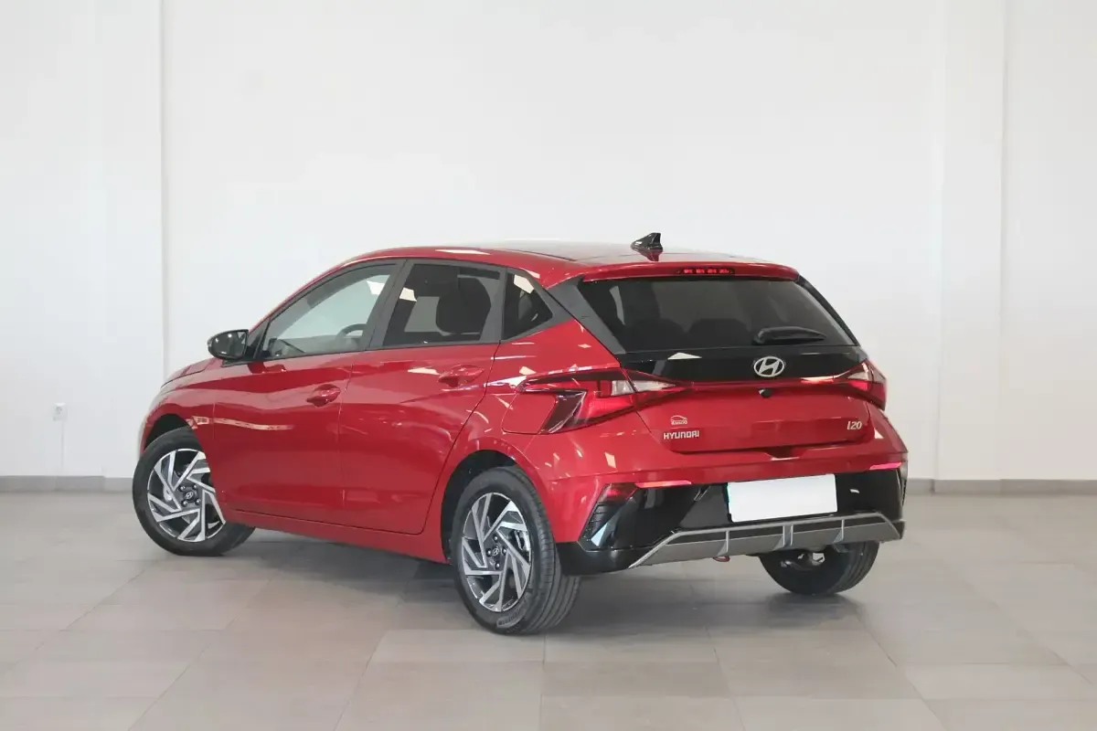 Usado Hyundai i20 101 CV (74 kW) 2024 Rojo Berlina