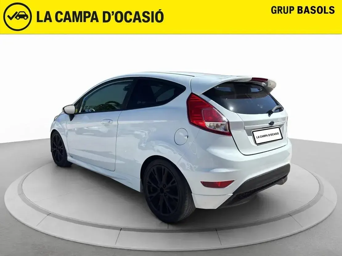 Usado Ford Fiesta Sport 125 CV (91 kW) 2015 Blanco Utilitario