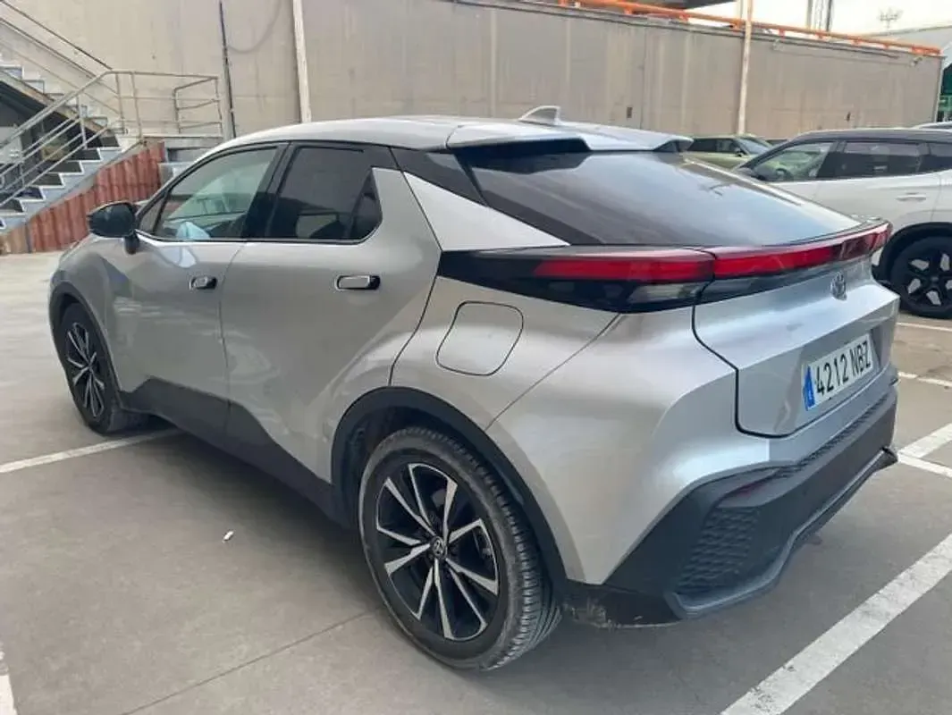 Usado Toyota C-HR Advance 141 CV (103 kW) 2025 Plateado SUV