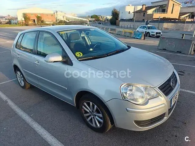 Usado VW Polo Advance 100 CV (73 kW) 2006 Gris / plata Utilitario