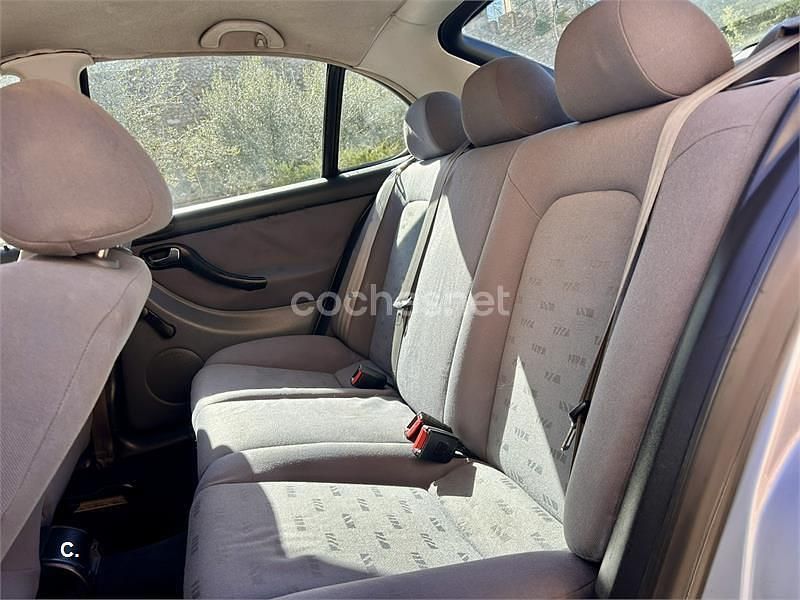 Usado Seat Leon Stella 90 CV (66 kW) 1999 Gris / plata Utilitario