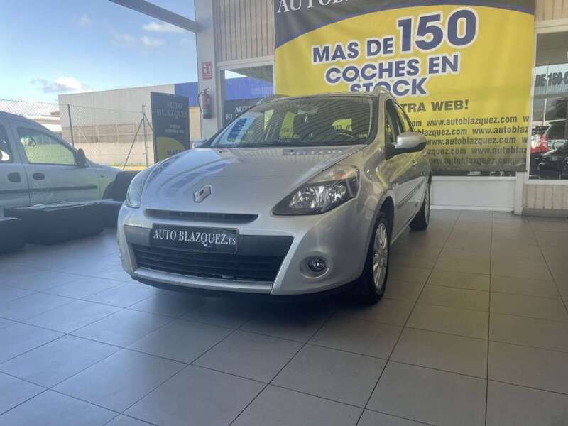 Usado Renault Clio GrandTour Dynamique 88 CV (64 kW) 2012 Plateado Familiar