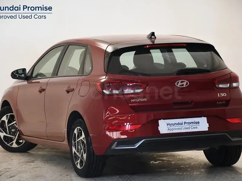 Usado Hyundai i30 100 CV (73 kW) 2025 Rojo Berlina