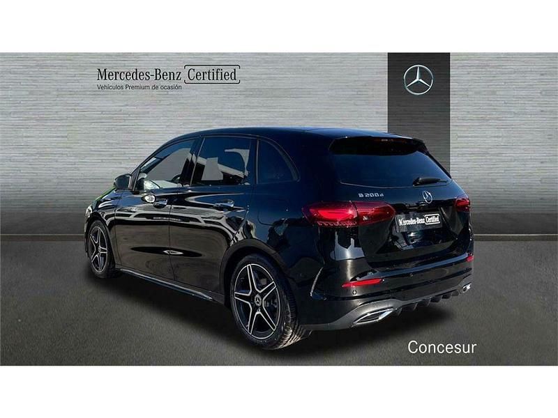 Usado Mercedes B200 AMG line 150 CV (110 kW) 2023 Negro Utilitario