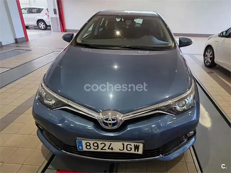 Usado Toyota Auris Hybrid Active 136 CV (100 kW) 2015 Azul Berlina