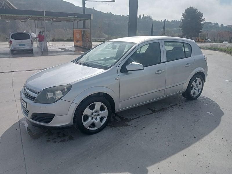 Usado Opel Astra Cosmo 100 CV (73 kW) 2006 Gris / plata Berlina