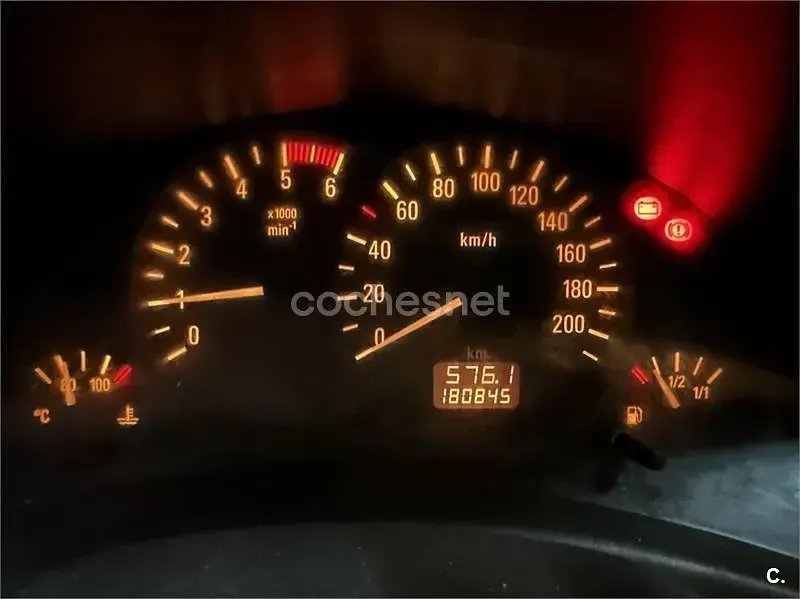 Usado Opel Corsa Club 65 CV (47 kW) 2002 Amarillo Utilitario