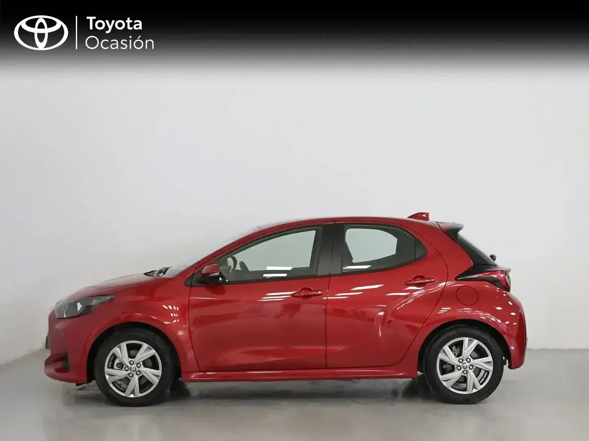 Usado Toyota Yaris Active 116 CV (85 kW) 2025 Rojo Utilitario