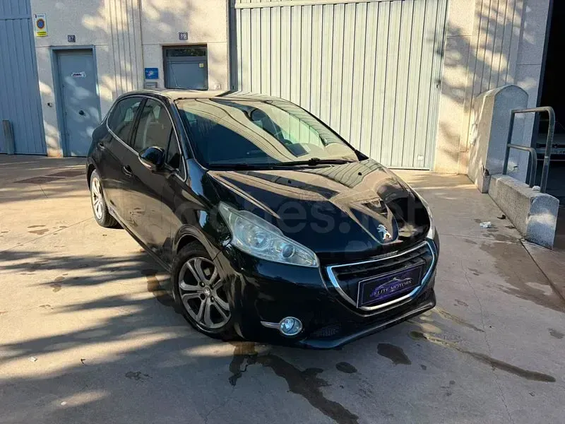 Usado Peugeot 208 Active 92 CV (67 kW) 2014 Negro Utilitario