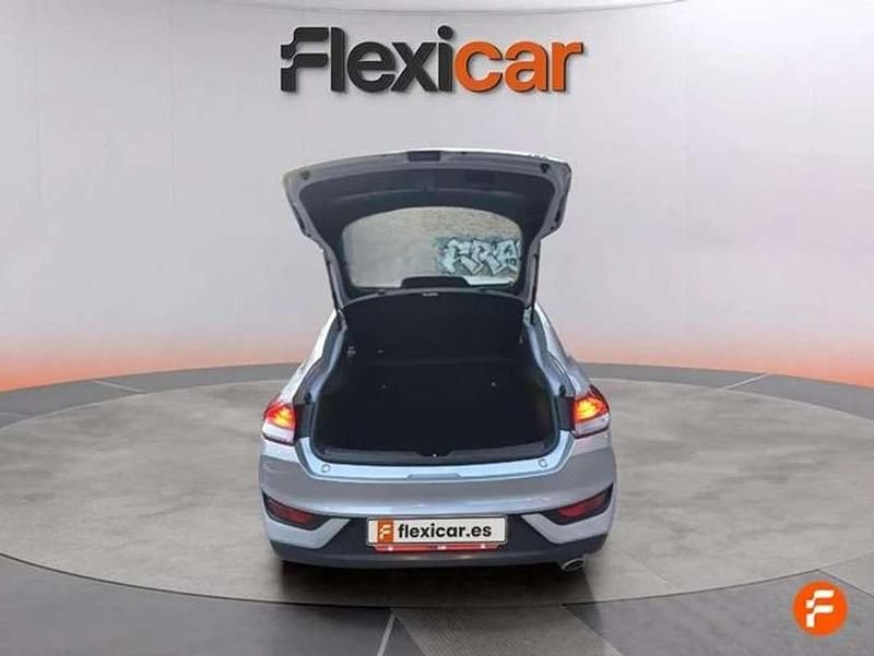 Usado Hyundai i30 120 CV (88 kW) 2019 Gris Berlina