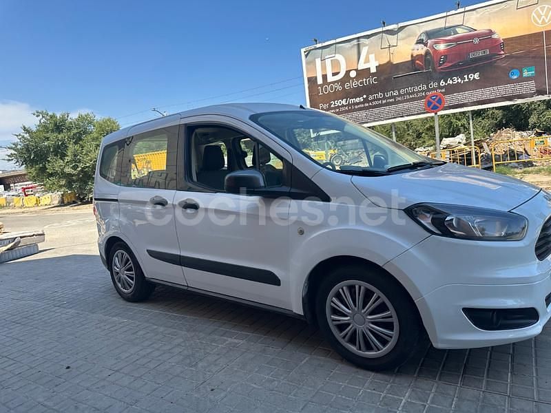 Usado Ford Tourneo Courier Ambiente 100 CV (73 kW) 2016 Blanco Monovolumen