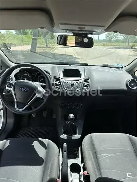 Usado Ford Fiesta Trend 100 CV (73 kW) 2013 Blanco Utilitario