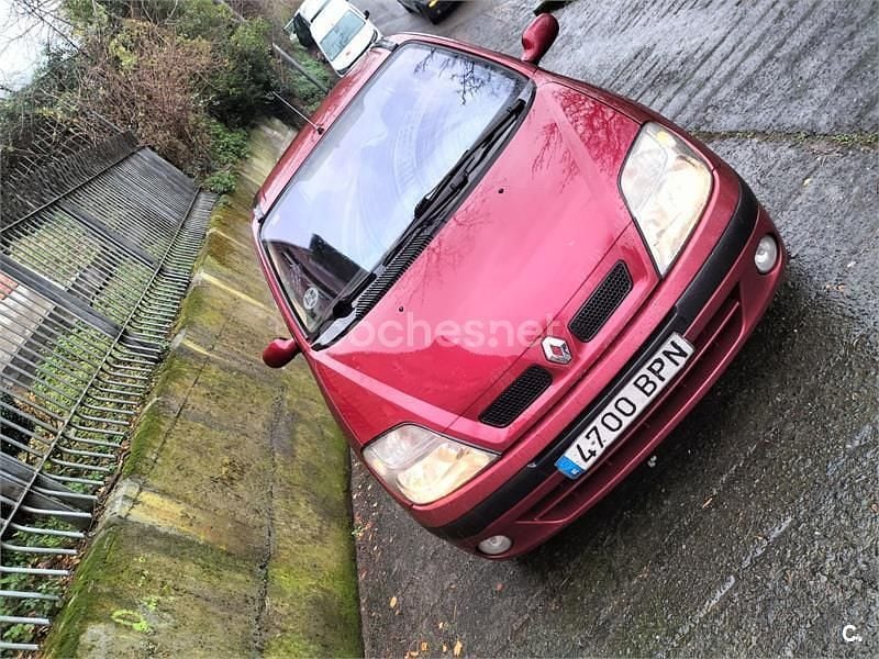 Usado Renault Scénic Authentique 110 CV (80 kW) 2002 Granate Monovolumen