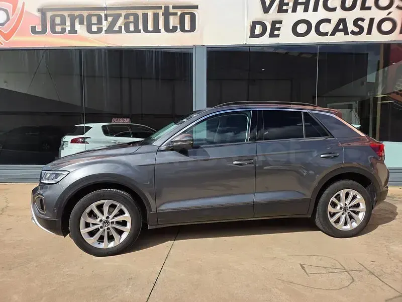Usado VW T-Roc 115 CV (84 kW) 2023 Gris / plata SUV