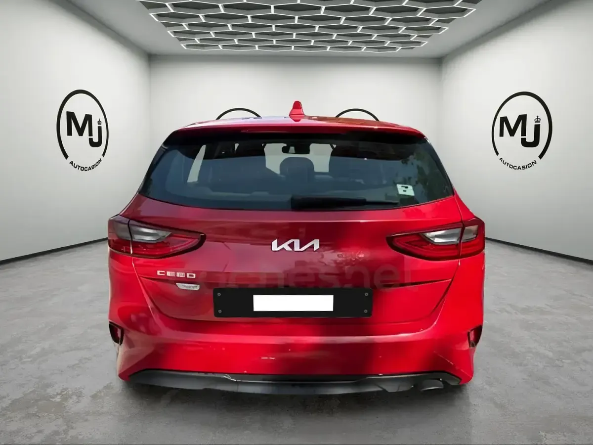 Usado Kia Ceed 136 CV (100 kW) 2022 Rojo Utilitario