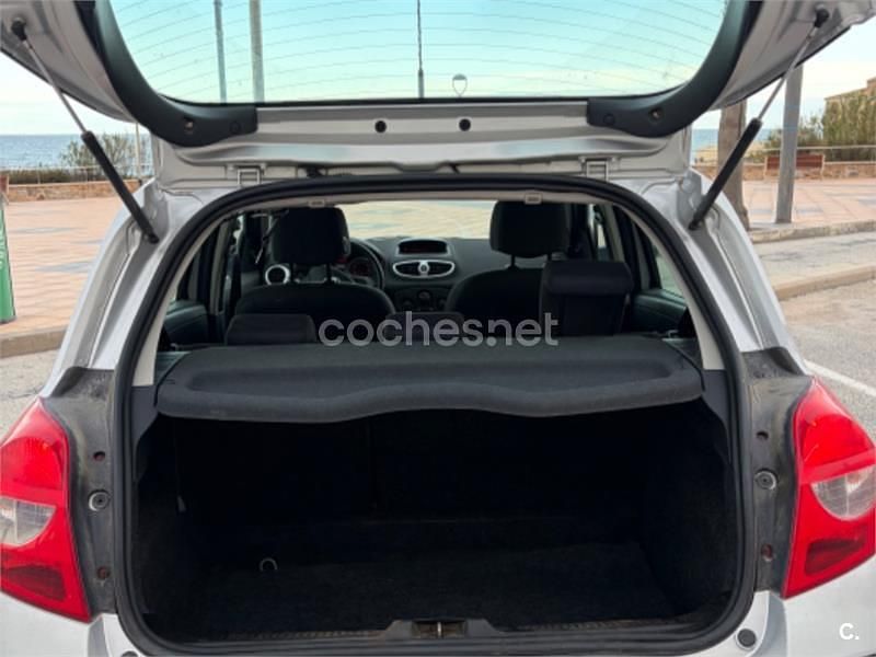 Usado Renault Clio II Authentique 75 CV (55 kW) 2009 Gris / plata Berlina